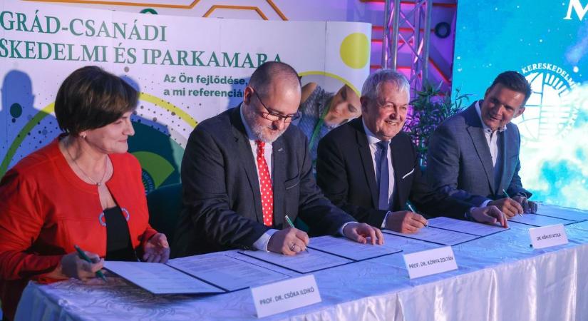 A küldöttgyűlés után írták alá a megállapodást, mely új lendületet adhat a térségi innovációnak és az űripari kapcsolatoknak is – galériával