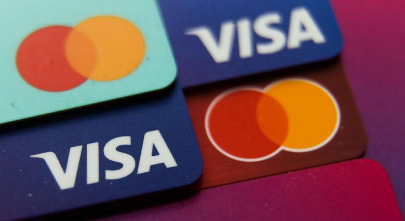 Szorult helyzetben a bankkártyaóriások: az EU versenyellenes gyakorlat miatt vizsgálatot indított a Visa és a Mastercard ellen