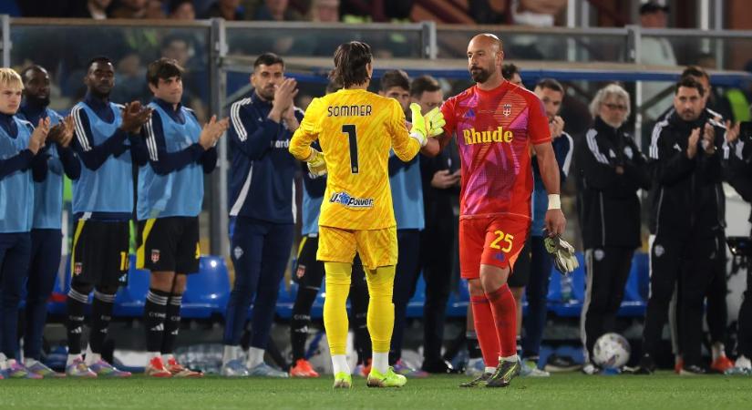 Egy teljes stadion ünnepelte a kiállított kapust, miközben levonult a pályáról