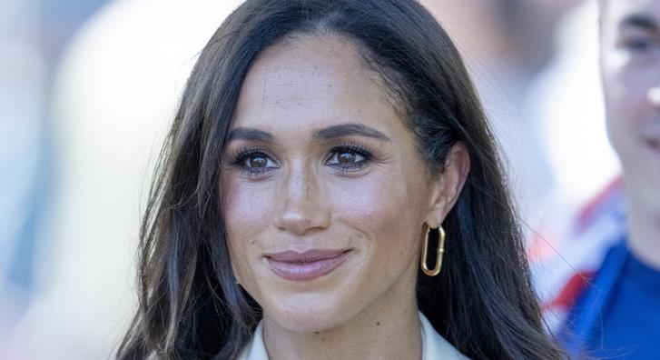 Kézzel írt üzenetet adott egy légiutaskísérőnek Meghan Markle repülőútján, ez állt a levélben