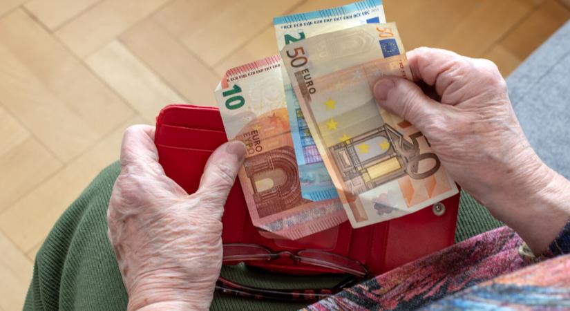 Idősek ezrei kapnak 600 eurós nyugdíjat a napokban