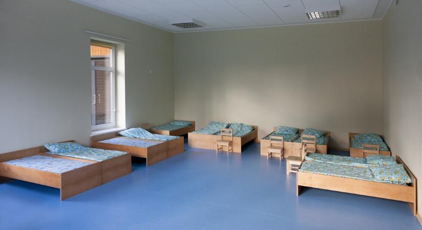 Megfulladt a hároméves kisfiú, akit lefogtak a bölcsödében, hogy elaludjon
