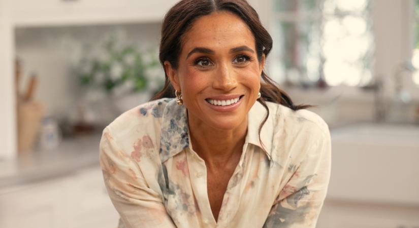 Meghan Markle kézzel írt levelet a légiutas-kísérőknek a repülőn - elolvadnak a rajongók ettől a videótól