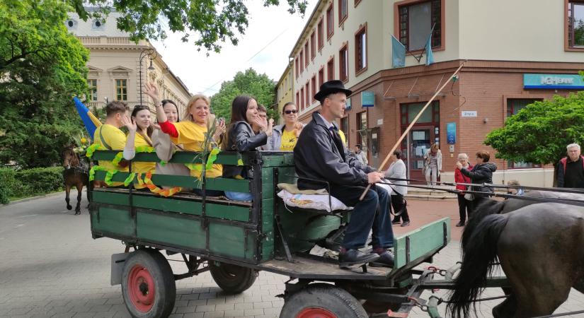 Délelőtt ballagtak, délután sárgultak a végzős mezőgazdászok – videóval