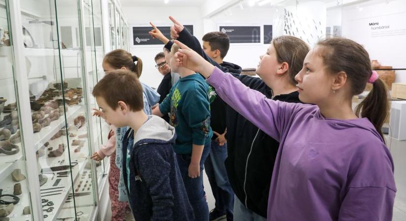 Csillámtetkós ősemberek lepték el a múzeumot – fotókkal, videóval