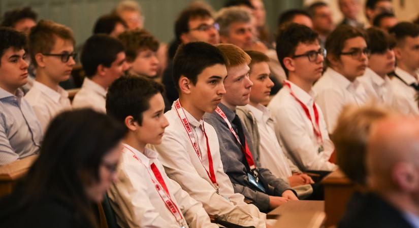 Leendő kis fizikusok versenyeznek Győrben – Sok fotó!