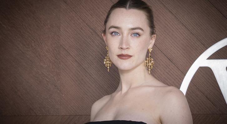 Babát vár Saoirse Ronan, a Louis Vuitton bemutatóján fedte fel kerekedő pocakját