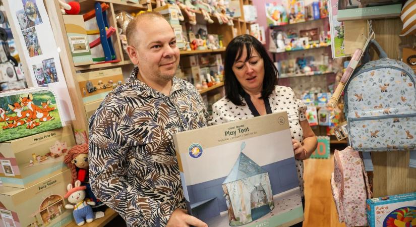 „Mi ezt szívvel lélekkel csináljuk” – ez a tatai üzlet az egyik utolsó igazi játékbolt