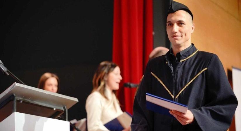 Évekig hajléktalanként élt az utcán, ma már a második diplomájára készül Dávid