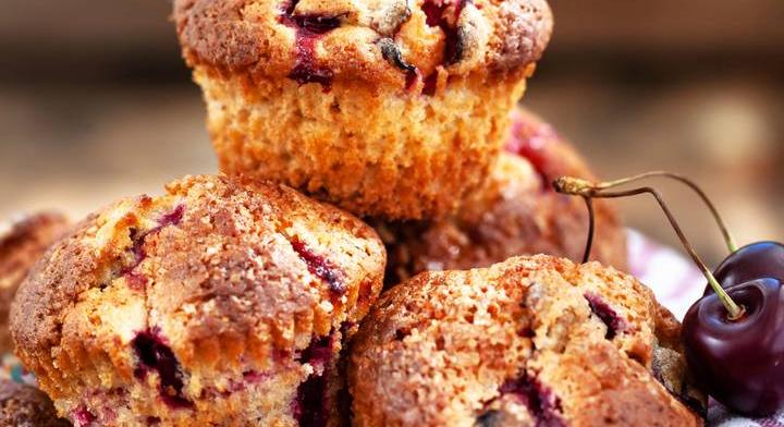 Cseresznyés muffin vaníliás tésztával: gyors gyümölcsös desszert
