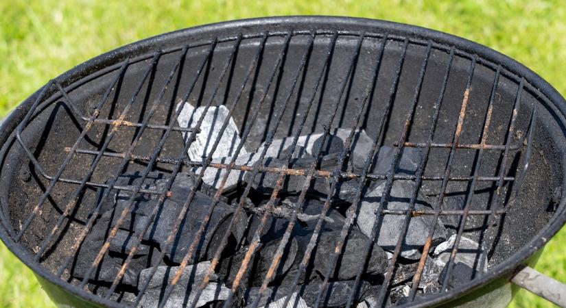 Súrolás nélkül könnyen megtisztítható a grillsütő - Lépésről lépésre