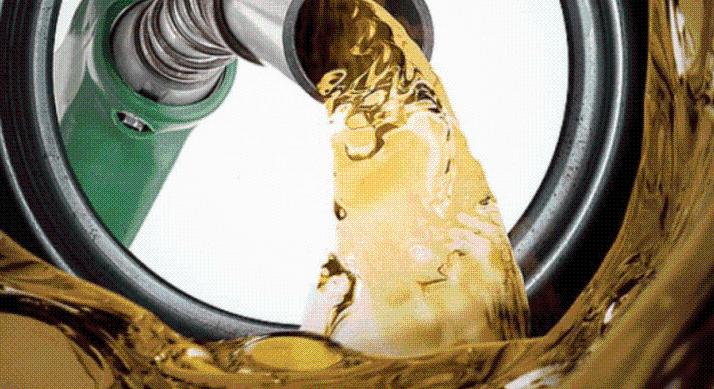 Miért „büntetik” a benzineseket? – A dízel ára csökkent, a benzin változatlan. Megnéztük mi az ok