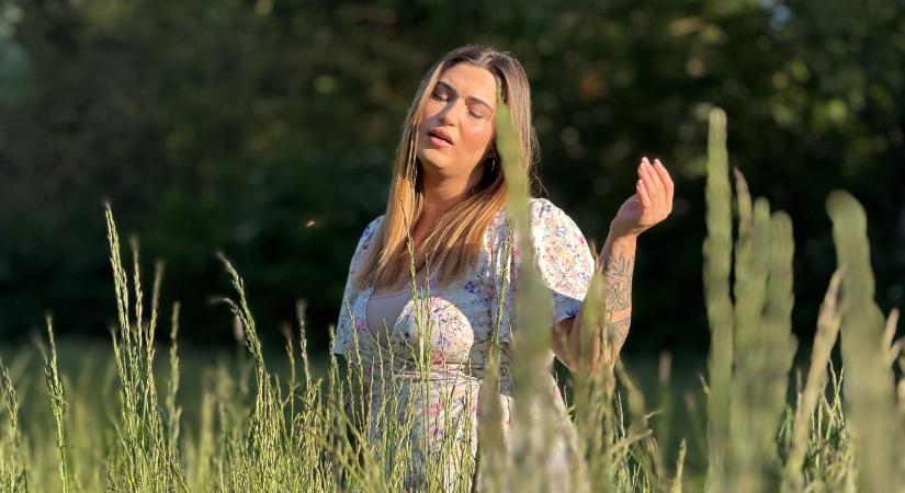KLIPPREMIER: A népzene, a Bachata és a latin pop ölelkezése a Nyílik a virág – Ismét Gútán forgatott a Felvidéki Jazz Land (VIDEÓ)
