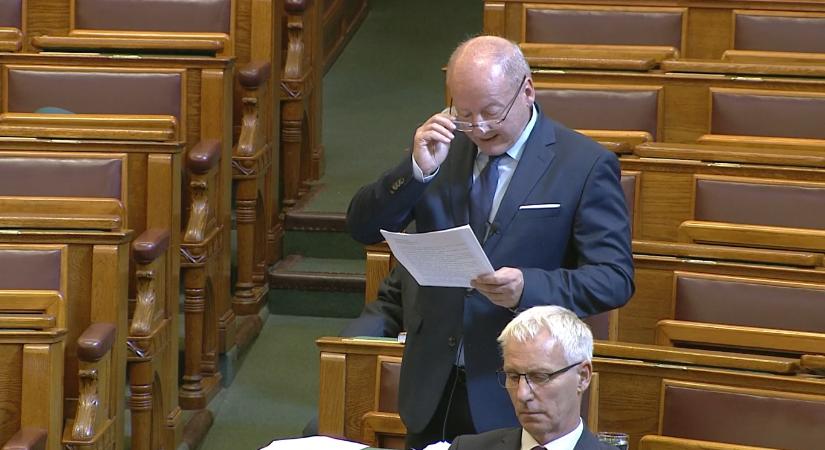 A KDNP kötelezővé tenné a hagyományos pénztárt az önkiszolgáló mellett