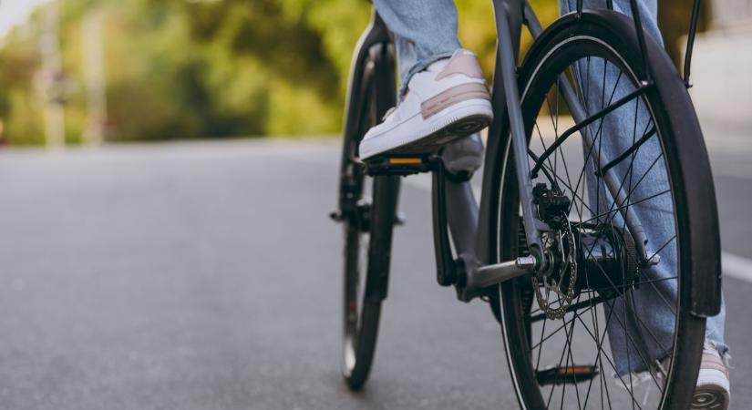 Megszámolni is alig tudták, hányan utaztak egy biciklin az egyik miklósi utcában