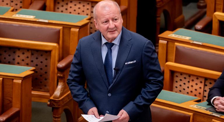 Simicskó törvénymódosítást nyújt be a hagyományos pénztárak megőrzéséért