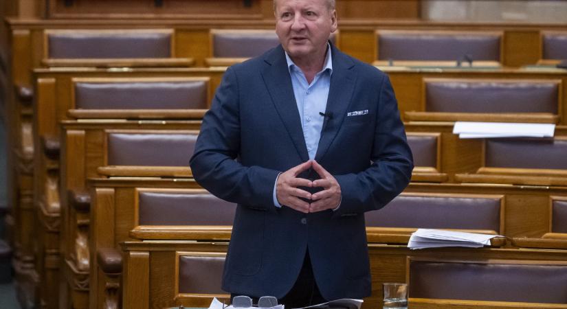 Törvényt módosítana a KDNP: legyen minden boltban legalább egy hagyományos pénztár