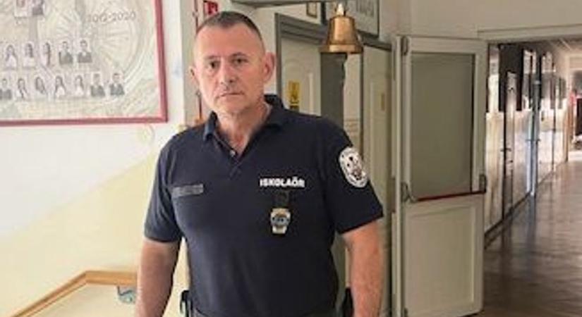 Izomból vigyáz a rendre – erőemelő iskolaőr szolgálatban