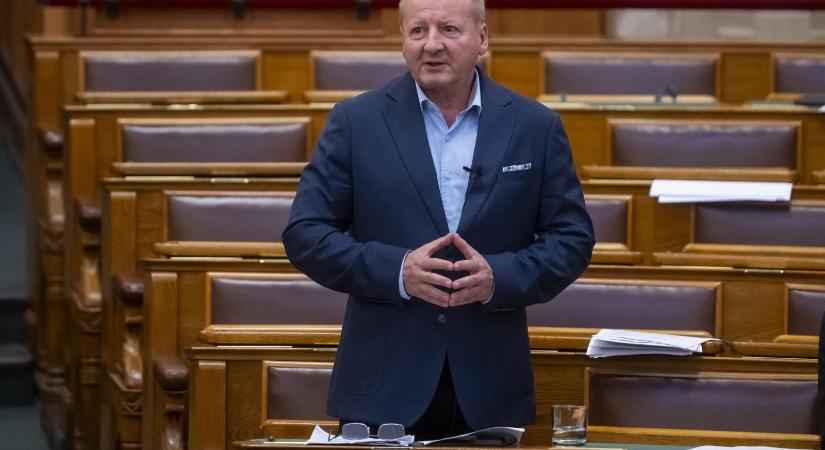 Simicskó István kezdeményezi, hogy minden boltban legalább egy hagyományos pénztár működjön