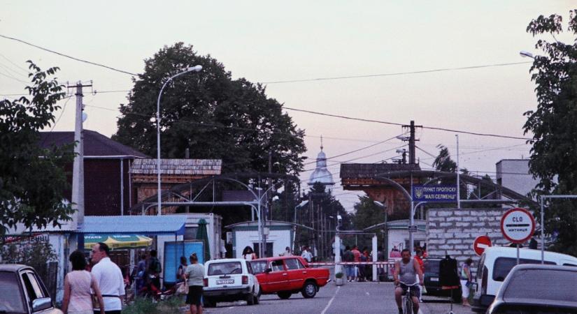 Tóth Ferenc: Kódolt üzenetek, kapálás közben – Megboldogultak a határon