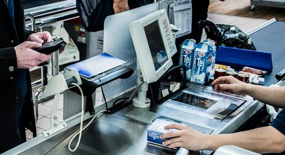 Simicskó István törvénymódosítást javasol, hogy ne tűnjenek el a pénztárosok a boltokból