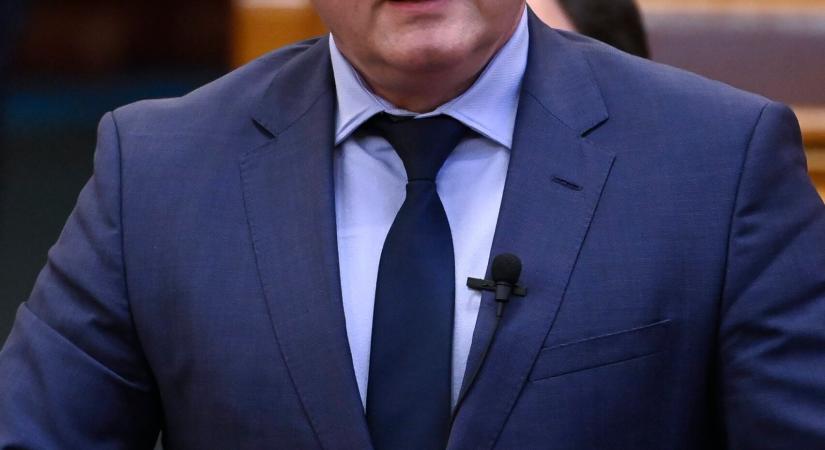 Simicskó István törvényjavaslatban kezdeményezi, hogy legyen hagyományos kassza is a boltokban