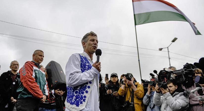 Akasztással fenyegető ellentüntetők is várták Magyar Pétert Nagyváradon