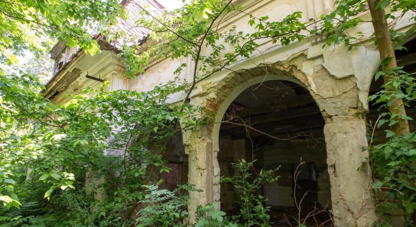 Az összeomlás szélén a Strasszer-kastély (galériával)