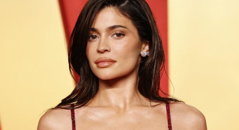 Kylie Jenner fürdőruhája a szezon egyik legmenőbb darabja