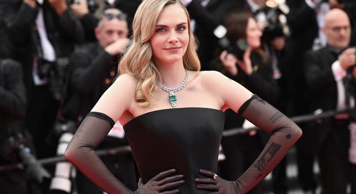 Rá sem ismerni Cara Delevingne-re új frizurájával, búcsút intett jellegzetes szőke tincseinek