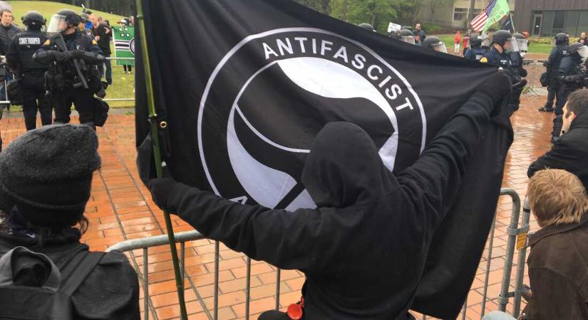 Vízágyúval oszlatták fel az MCC Brüsszelre támadó agresszív antifasisztákat