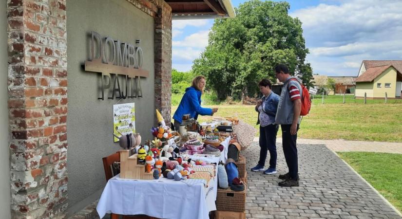 Mesegomba rejlett a dombói sajtok között