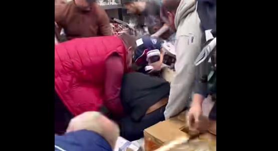 Akciós termékekért verekedtek össze a vásárlók egy prágai Lidlben – videó