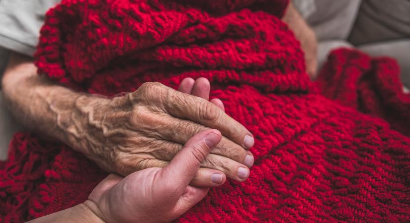 A hospice nővér árulta el a titkot: ez a mozdulat jelzi, ha valakinek már nem sok van hátra
