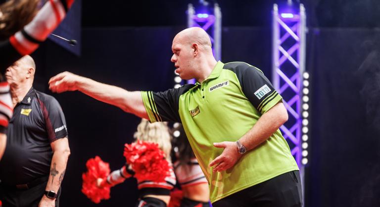 Válik a darts szupersztárja, több versenytől is visszalépett