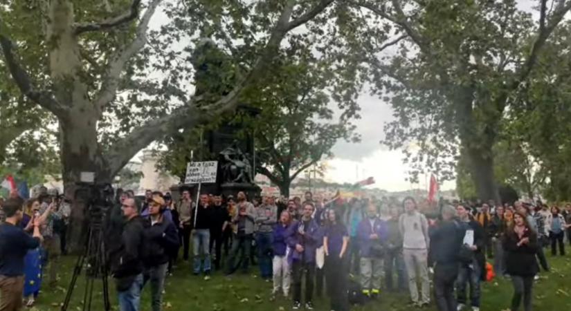 A rendőri erőszak és a kormány ellen tüntettek a Belügyminisztérium előtt