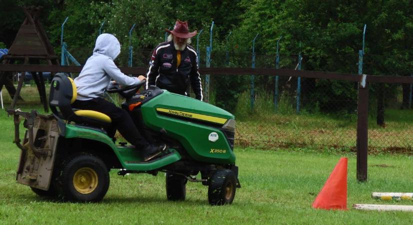 Nem mindennapi vezetők ültek a fűnyíró traktorok kormányai mögé Tompaháton – galériával