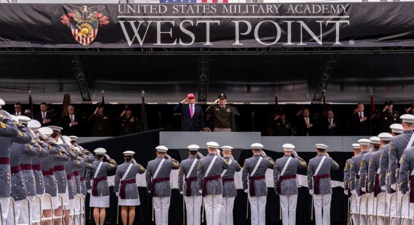 Trump kőkemény beszédet mondott – kritizálta Biden genderpolitikáját, és nekiment a NATO-nak is