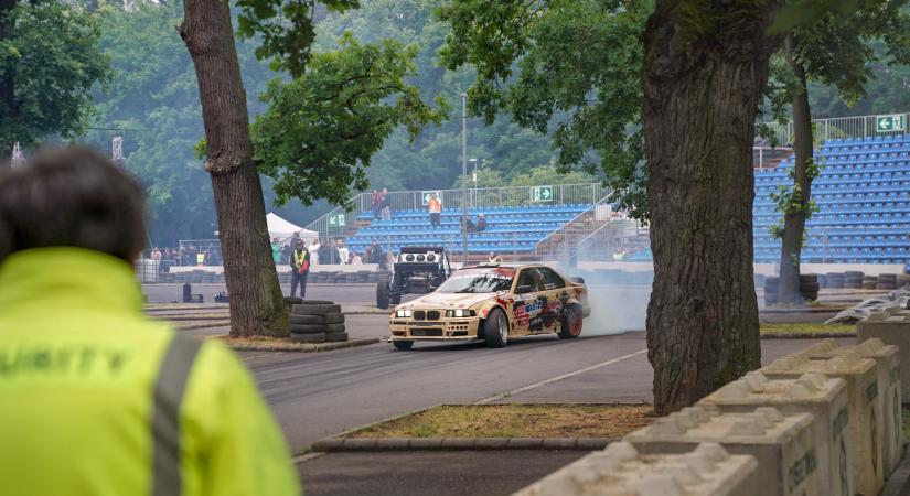 Benzingőz és drift a Nagyerdőn