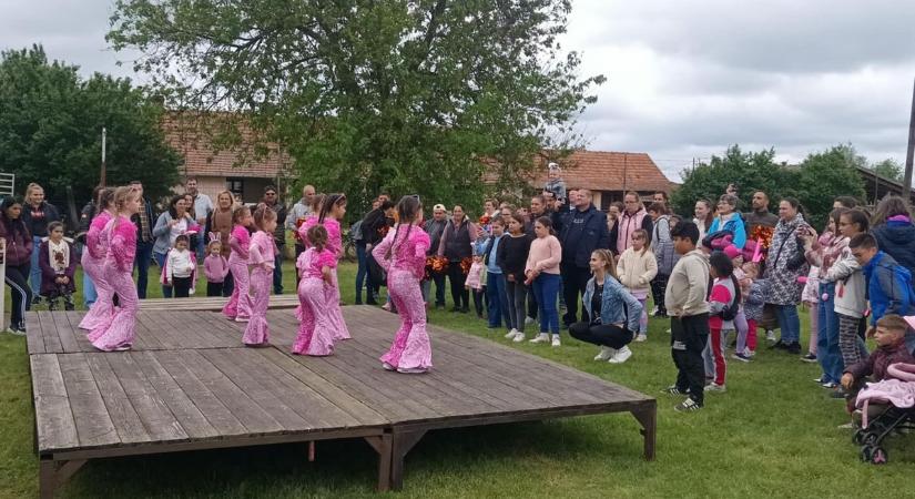 A zord idő sem tartotta otthon a csökmői gyerekeket