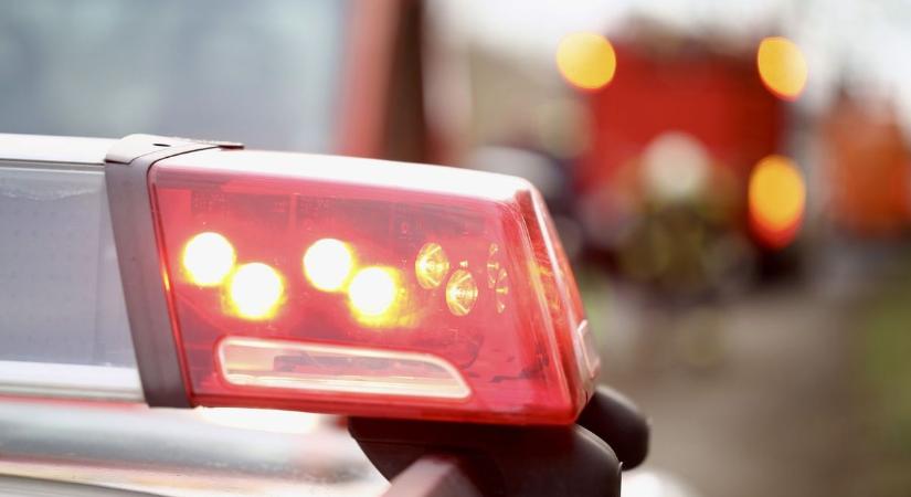Letért az útról és árokba borult egy autó