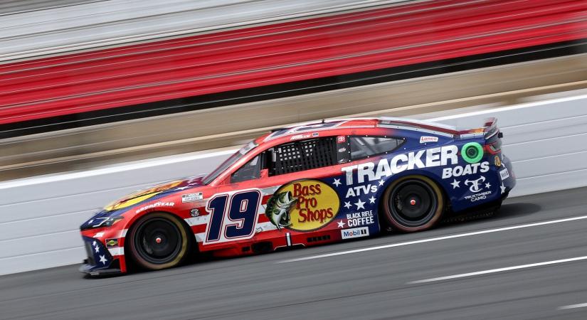 NASCAR: Briscoe – Larson első sorral indul a Coca-Cola 600, Chastain már az edzésen autót tört