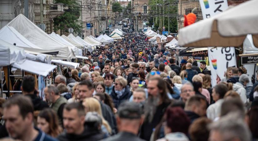 A Belvárosi hídon idén is ott volt az egész ország, mi is belevetettük magunkat a forgatagba – galériával