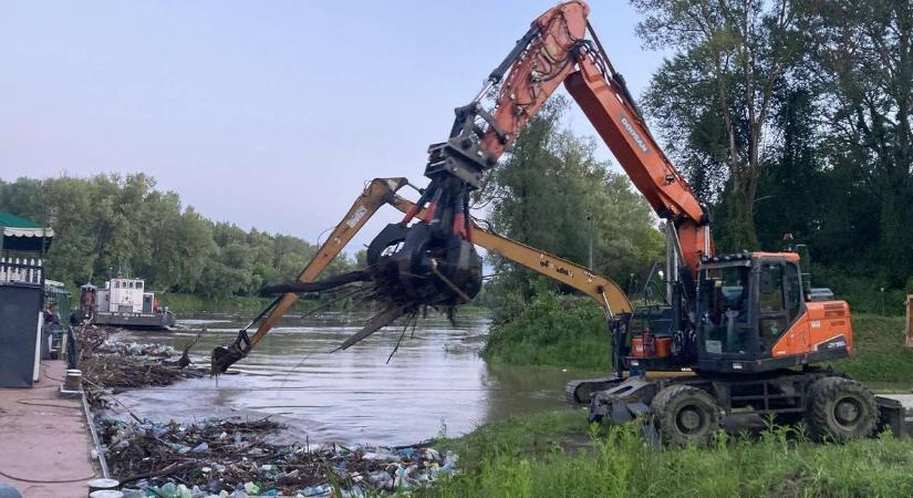 Géplánccal veszik fel a harcot a hulladékáradattal a FETIVIZIG munkatársai