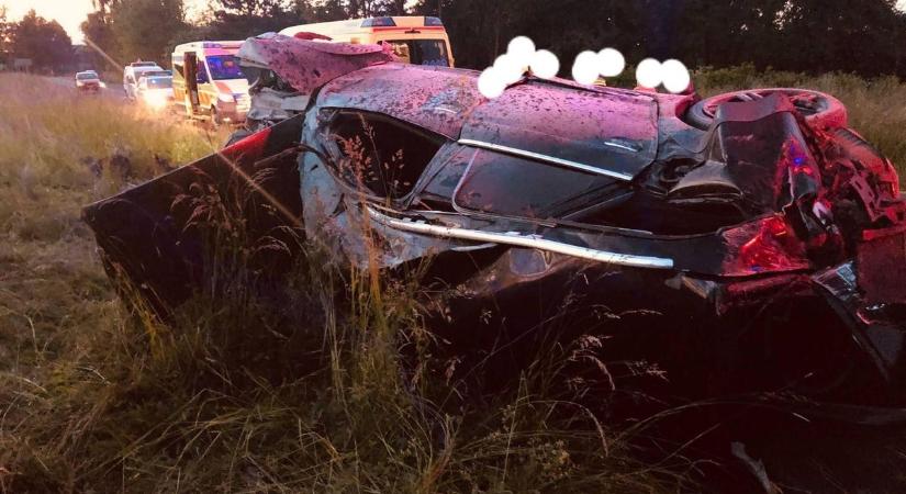Súlyos baleset Celldömölkön: felborult egy autó, a sofőr kiesett a járműből - fotó