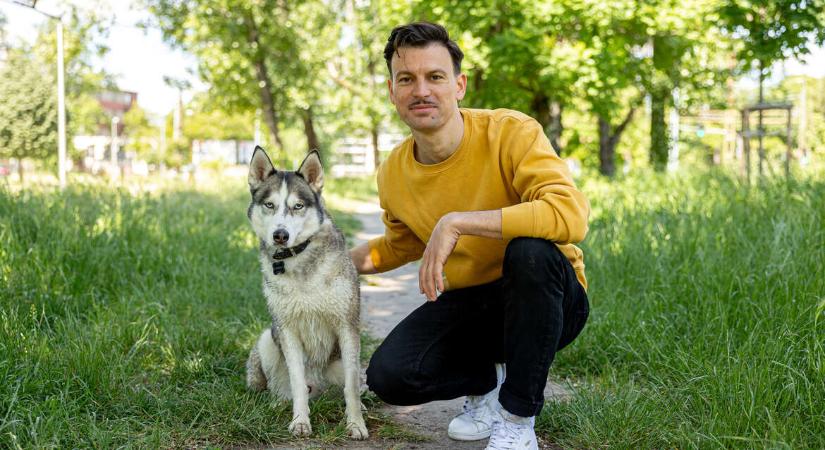Gyertyán Balázs bűvész szöget üt az orrlyukába, pengét eszik, és ha jól sikerül a trükk, nem lesz baja