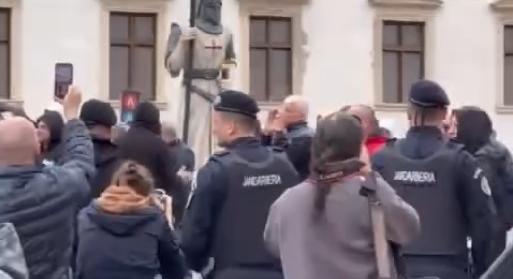 Román csendőrök védték meg az ellentüntetőktől Magyar Pétert Nagyváradon