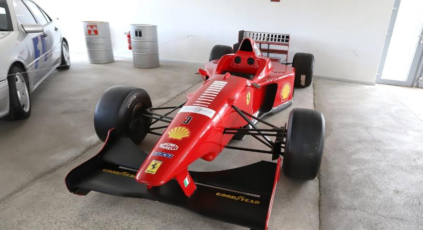 Elkelt Michael Schumachernek a 2001-es Magyar Nagydíjon győztes Ferrarija
