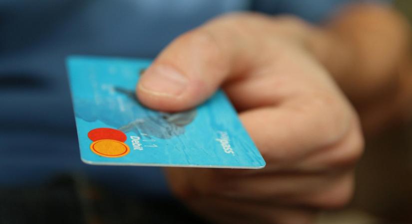 Megszűnik a bankkártya? Ennél a hazai banknál már készpénzfelvételhez sem használja az ügyfelek fele