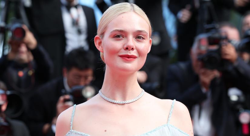 Elle Fanning mélyen kivágott pucérruhában uralja a vörös szőnyeget, csak úgy árad belőle a meztelenség